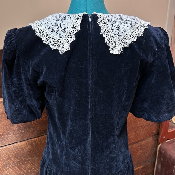 Vintage Wednesday Adams Goth Velvet Dress w Victorian Lace Collar & Puff Sleeves - Picture 11 of 14